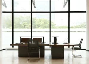 Feniks5 stół z wysuwanymi monitorami (1)