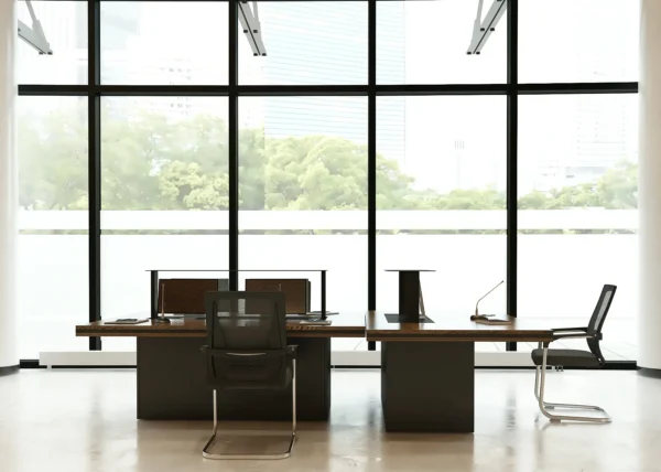 Feniks5 stół z wysuwanymi monitorami (1)